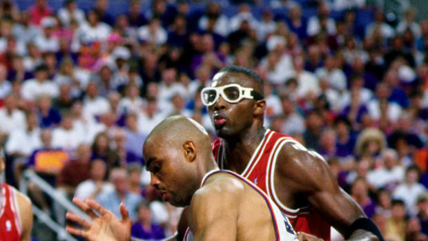 Phoenix Suns forward Charles Barkley (34) is defended by Chicago Bulls forward Horace Grant