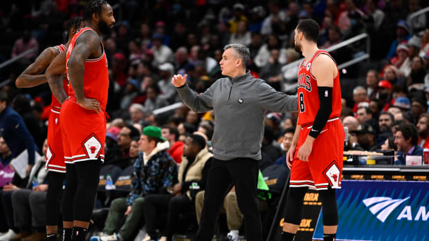 Chicago Bulls head coach Billy Donovan talks with Zach LaVine and center Andre Drummond