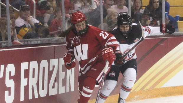 Wisconsin's Kirsten Simms (27) looks for a teammate during the NCAA Division I women's hockey final on Sunday March 19, 2023 at AMSOIL Arena in Duluth, Minn. Uwice Ohio State 10 March 19 2023  