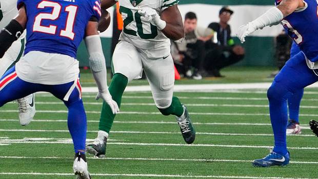 Poyer prepares for a tackle against New York Jets running back Breece Hall.