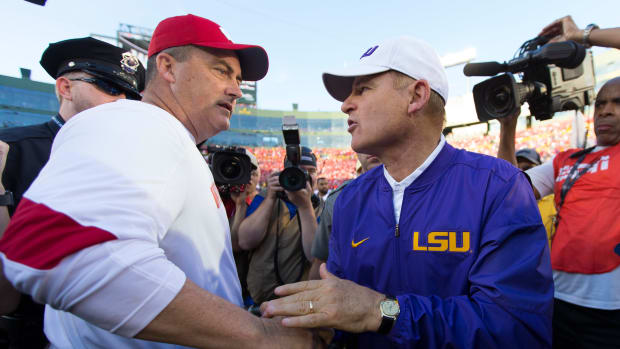 Paul Chryst shaking hands with LSU head coach Les Miles in Lambeau Field.