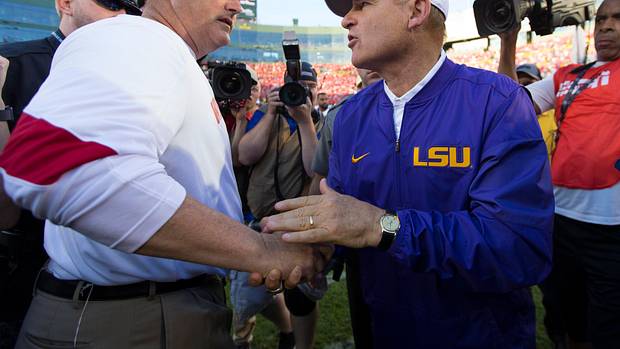 Paul Chryst shaking hands with LSU head coach Les Miles in Lambeau Field.