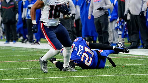 WR Jakobi Meyers makes a play against the Buffalo Bills