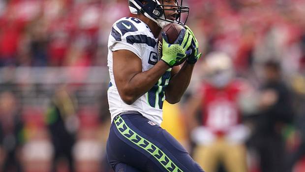 Seattle Seahawks wide receiver Tyler Lockett (16) makes a catch against the San Francisco 49ers in the third quarter at Levi's Stadium.