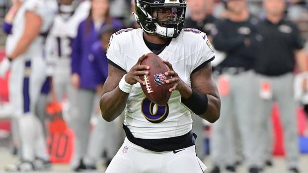 Baltimore Ravens quarterback Lamar Jackson (8) looks to pass in the first half against the Arizona Cardinals at State Farm Stadium.