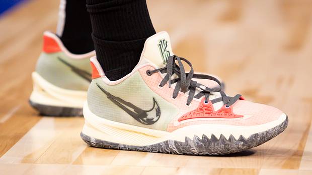 Houston Rockets forward David Nwaba wears the Nike Kyrie Low 4 sneakers against the Detroit Pistons on December 18, 2021.