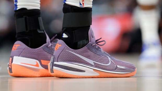 New York Knicks center Mitchell Robinson wears the Nike Air Zoom G.T. Cut 'Violet Crimson' sneakers against the Detroit Pistons on March 27, 2022.