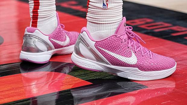 Houston Rockets guard Daishen Nix wears the Nike Kobe 6 'Think Pink' sneakers against the Toronto Raptors on April 8, 2022.