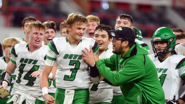 2023 quarterback Lincoln Kienholz celebrates winning the state championship and winning the MVP award (Credit: Erin Bormett / Argus Leader via Imagn Content Services, LLC)