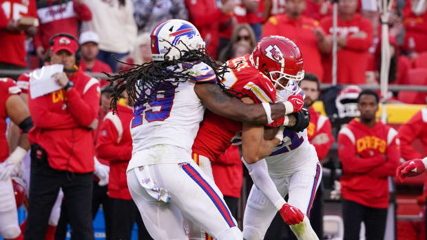 Buffalo Bills linebacker Tremaine Edmunds (49) combines to make a play on Kansas City Chiefs tight end Travis Kelce.