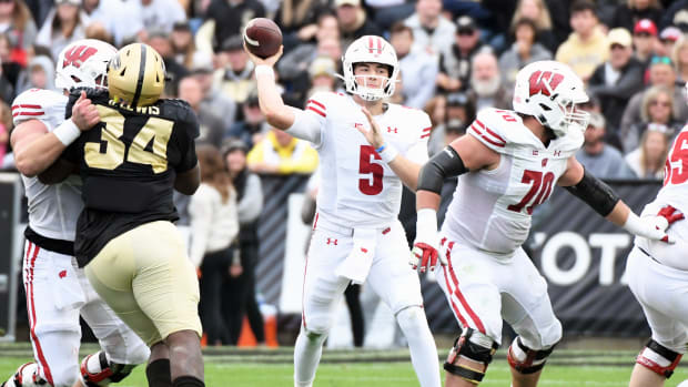Wisconsin quarterback Graham Mertz throwing a crossing route against the Purdue Boilermakers (Credit: Robert Goddin-USA TODAY Sports)