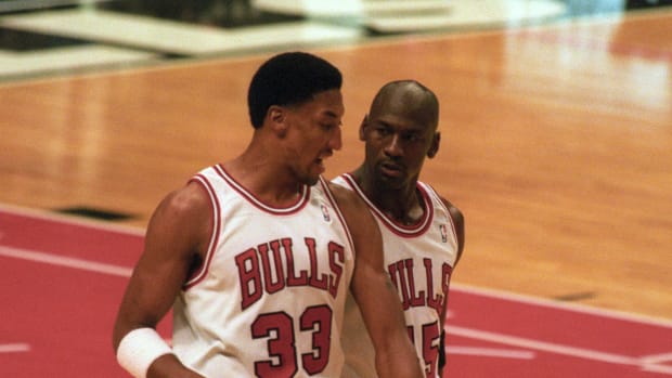 Chicago Bulls guard Michael Jordan talks with forward Scottie Pippen