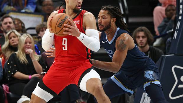 Rockets forward Dillon Brooks (9) spins toward the basket as Memphis Grizzlies guard Derrick Rose (23) defends during the first half at FedExForum.