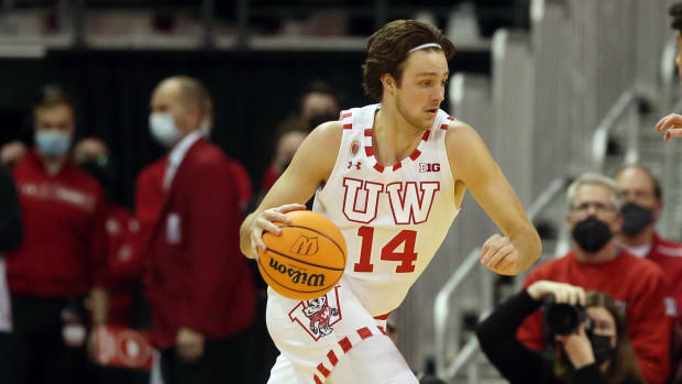 Wisconsin forward Carter Gilmore dribbling the basketball during a game.