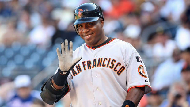 San Francisco Giants outfielder Barry Bonds waves to fans.