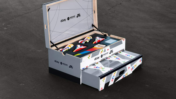 View of Nike Dunk shoe box.