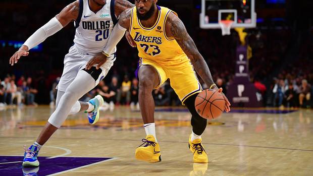 Richaun Holmes guards LeBron James.