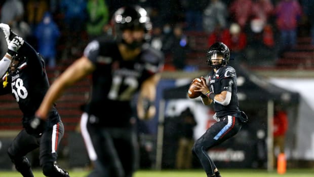 Cincinnati Bearcats quarterback Desmond Ridder (9) eyes Cincinnati Bearcats wide receiver Alec Pierce (12) on a touchdown pass in the second quarter during the American Athletic Conference football championship game against the Tulsa Golden Hurricane, Saturday, Dec. 19, 2020, at Nippert Stadium in Cincinnati. Aac Championship Tulsa Golden Hurricane At Cincinnati Bearcats Football Dec 19