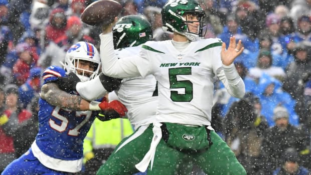 New York Jets QB Mike White throws pass against Buffalo Bills