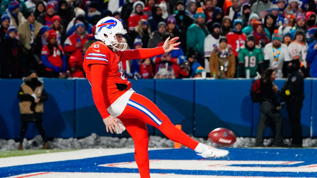 Martin punts during a home game against the Miami Dolphins on Dec. 17, 2022.