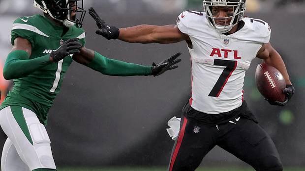 Atlanta Falcons running back Bijan Robinson (7) runs with the ball against New York Jets cornerback Sauce Gardner (1) during the third quarter at MetLife Stadium.