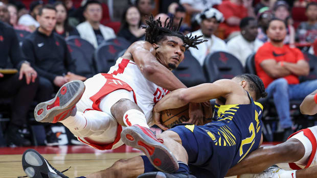 Rockets forward Jermaine Samuels Jr. (00) battles for the ball with Indiana Pacers guard Isaiah Wong (21) during the fourth quarter at Toyota Center.