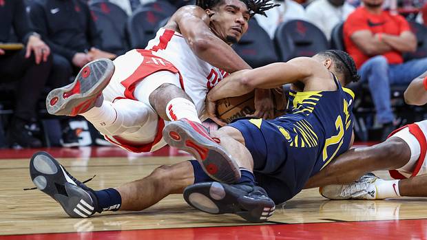 Rockets forward Jermaine Samuels Jr. (00) battles for the ball with Indiana Pacers guard Isaiah Wong (21) during the fourth quarter at Toyota Center.