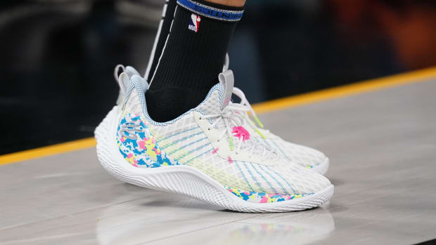 Stephen Curry Warms Up in Under Armour ClutchFit Drive - Sports Illustrated  FanNation Kicks News, Analysis and More