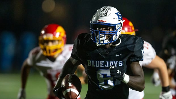 Running back Titus Cram running with the football for his high school team (Credit: Kelsey Kremer/The Register via Imagn Content Services, LLC)