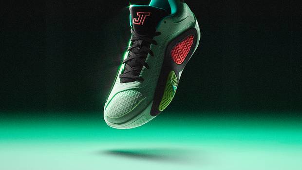 Side view of Jayson Tatum's green and black Jordan Brand shoe.