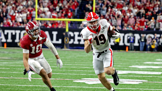 Jan 10, 2022; Indianapolis, IN, USA; Georgia Bulldogs tight end Brock Bowers (19) runs for a touchdown during the second half against Alabama Crimson Tide linebacker Henry To'oTo'o (10) in the 2022 CFP college football national championship game at Lucas Oil Stadium.