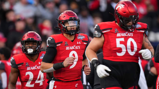 Cincinnati Bearcats quarterback Desmond Ridder (9) takes the field in the first quarter during the American Athletic Conference championship football game against the Houston Cougars, Saturday, Dec. 4, 2021, at Nippert Stadium in Cincinnati. Houston Cougars At Cincinnati Bearcats Aac Championship Dec 4