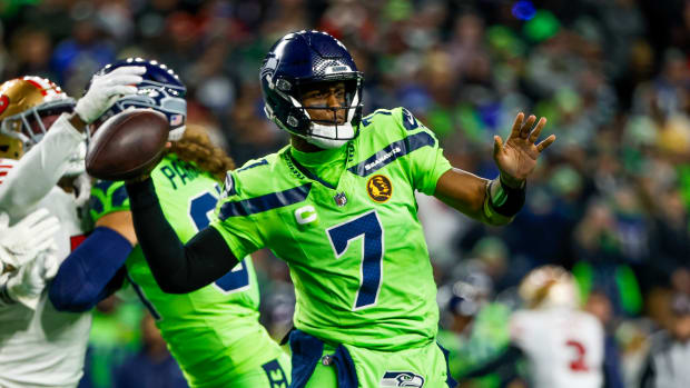 Seahawks quarterback  Geno Smith has praised the offense's improvement over the last couple of weeks.
