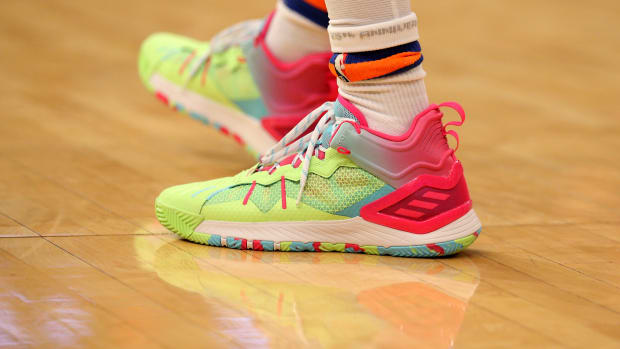 New York Knicks guard Derrick Rose wears the adidas D Rose Son of Chi 'Godspeed Signal Green Pink' sneakers against the Toronto Raptors on November 1, 2021.