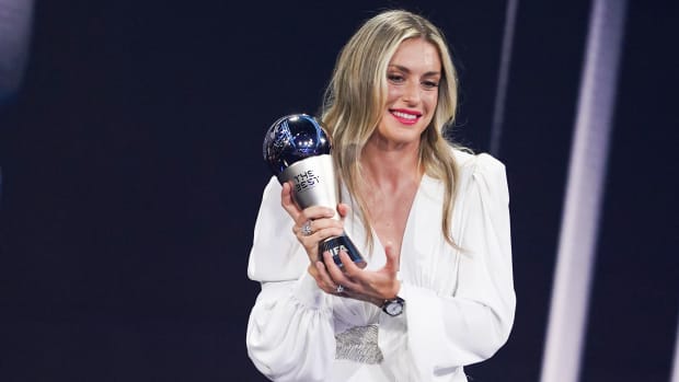 Alexia Putellas recibiendo el premio The Best 2023 de la FIFA