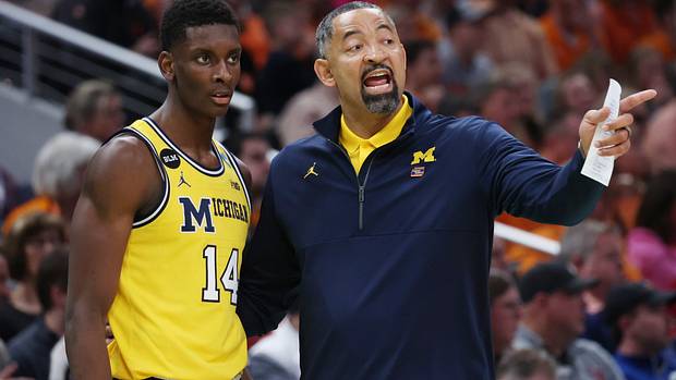 Michigan Wolverines head coach Juwan Howard speaks with Michigan Wolverines forward Moussa Diabate (14) in the second half against the Tennessee Volunteers during the second round of the 2022 NCAA Tournament at Gainbridge Fieldhouse.
