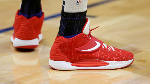 New Orleans Pelicans center Jonas Valanciunas wears the Nike KD 14 sneakers against the San Antonio Spurs on February 12, 2022.