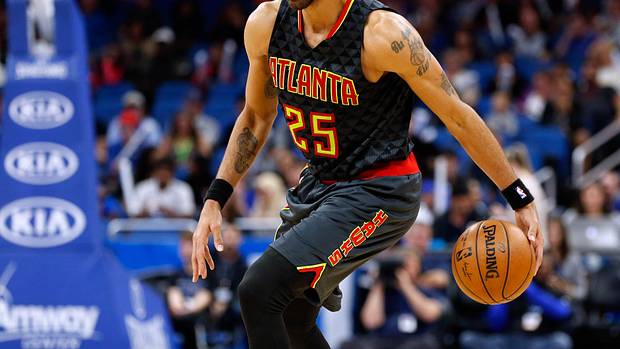 Hawks forward Thabo Sefolosha dribbles the ball.
