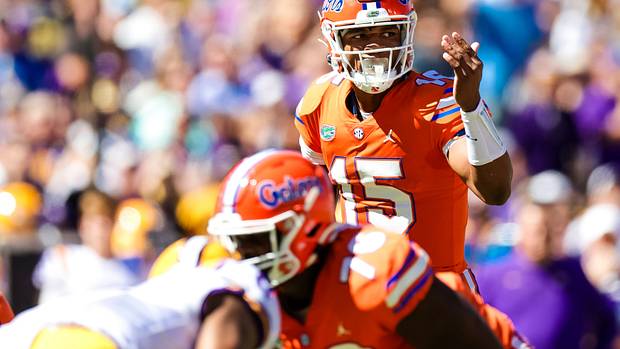 Florida Gators quarterback Anthony Richardson (15) changes the play against LSU Tigers during the second half at Tiger Stadium.