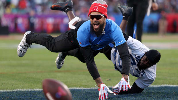 AFC wide receiver Keenan Allen attempts to make a catch during the 2024 Pro Bowl.