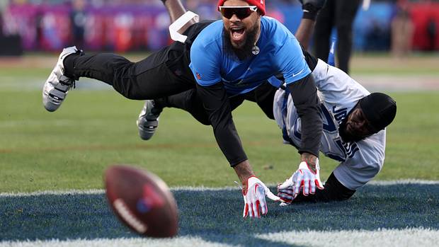 AFC wide receiver Keenan Allen attempts to make a catch during the 2024 Pro Bowl.