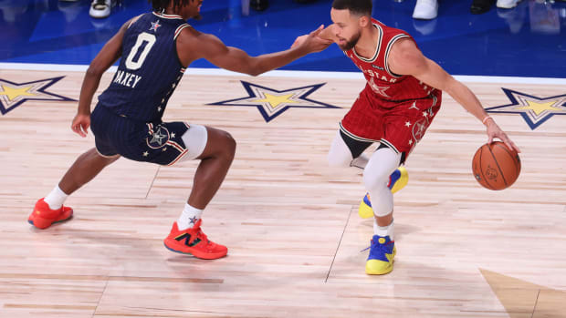 Tyrese Maxey defends Stephen Curry in the 2024 NBA All-Star Game.