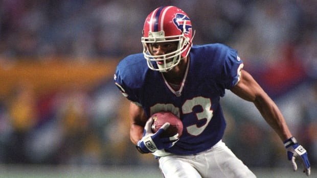 Buffalo Bills receiver Andre Reed (83) carries the ball against the Dallas Cowboys during Super Bowl XXVIII at the Georgia Dome. Dallas defeated Buffalo 30-13.