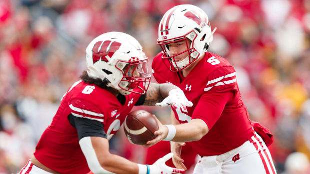 Wisconsin running back Chez Mellusi taking a carry from Graham Mertz (Credit: Jeff Hanisch-USA TODAY Sports)