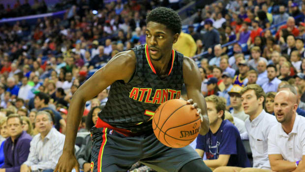 Atlanta Hawks guard Justin Holiday (7) against the New Orleans Pelicans during a game at the Smoothie King Center. The Hawks defeated the Pelicans 121-115.