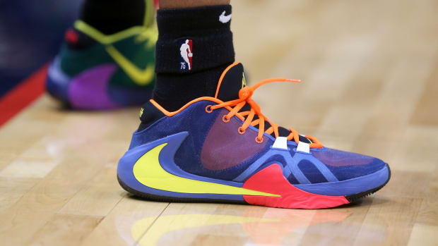 Phoenix Suns guard Cameron Payne wears the Nike Zoom Freak 1.
