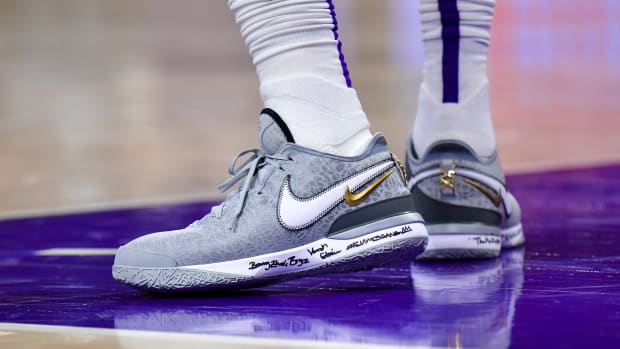 LeBron Witness 7 Older Kids' Basketball Shoes. Nike IN