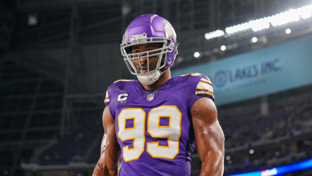 The Las Vegas Raiders must consider free-agent options like Danielle Hunter to help bolster their defensive line.