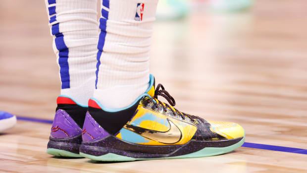 Detroit Pistons forward Trey Lyles wears the Nike Kobe 5 sneakers against the Philadelphia 76ers on October 15, 2021.