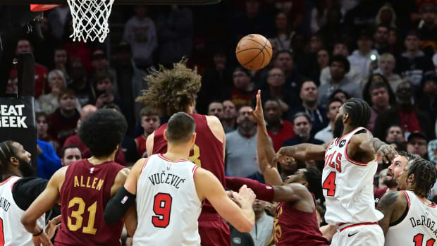 Cleveland Cavaliers guard Donovan Mitchell shoots the tying basket after an intentional missed free throw during the fourth quarter against the Chicago Bulls